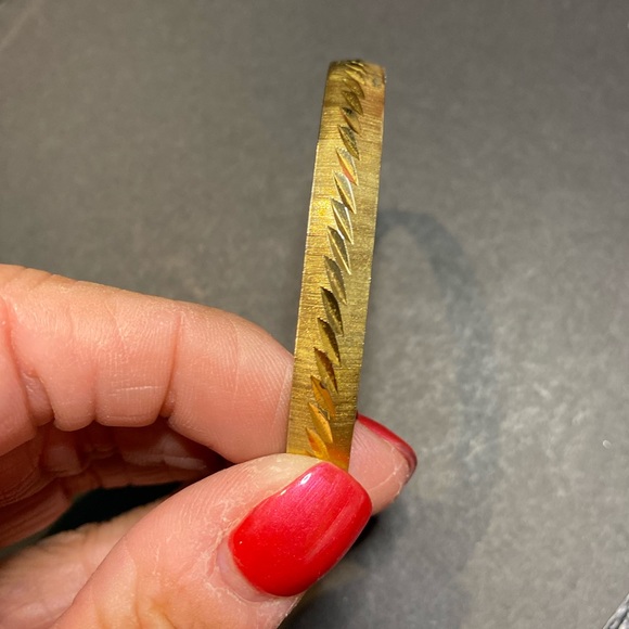 ⚠️ Monet bangle bracelet in gold tones with design - Picture 2 of 5